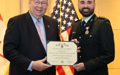 Capitaine Bencze reçoit la Defense Meritorious Service Medal (DMSM)