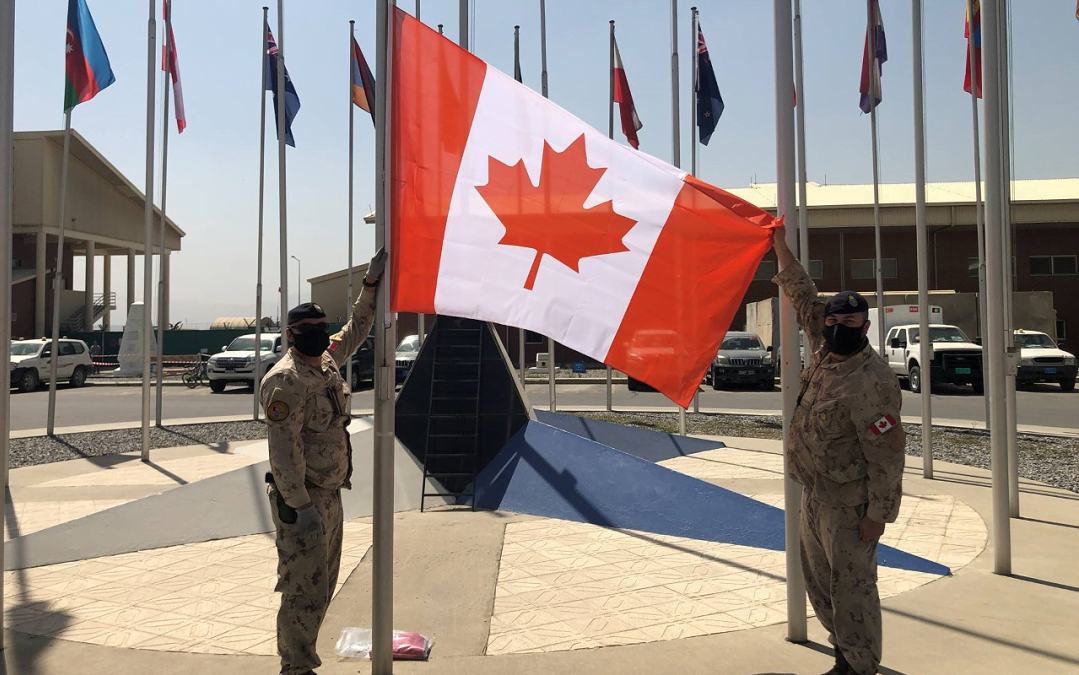 Changement de drapeau – Aéroport international Hamid Karzai, Kaboul Afghanistan
