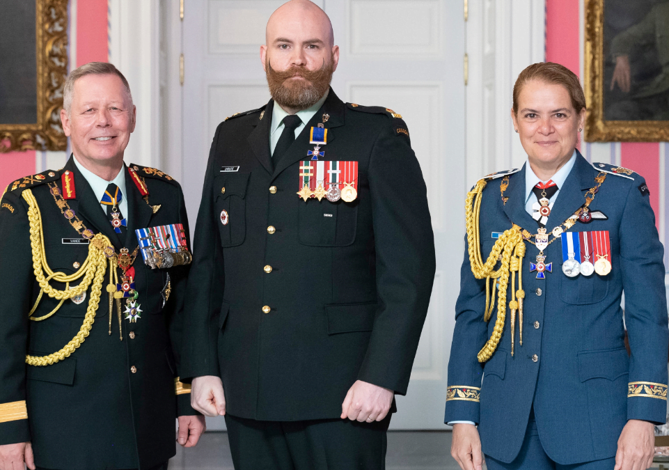 Le Major Blair A. Christie, MMM, CD investi dans l’Ordre du Mérite Militaire (OMM)
