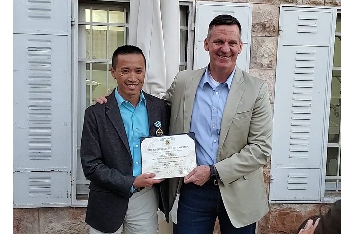 Le LCol Yu reçoit la medaille Joint Service Commendation des États-Unis d’Amérique